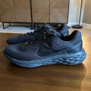 Men’s Nike tennis shoes, size 10